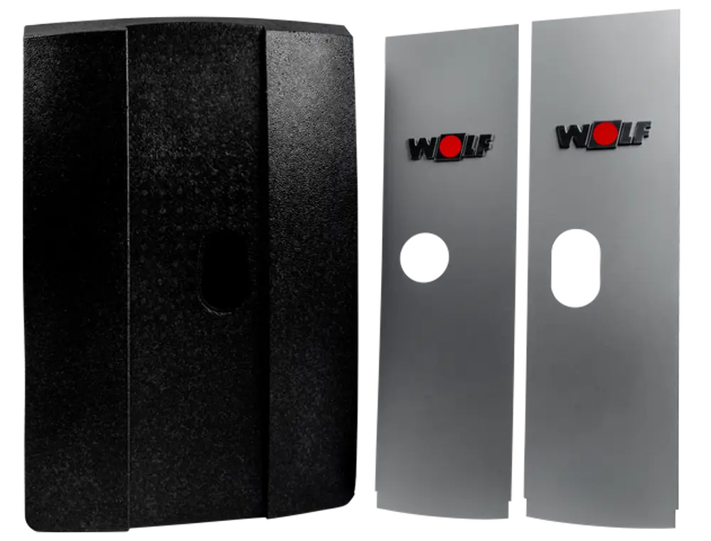 Wärmedämmung bestehend aus zwei grauen Platten mit runder Öffnung und einer schwarzen Platte, versehen mit dem Wolf-Logo.
